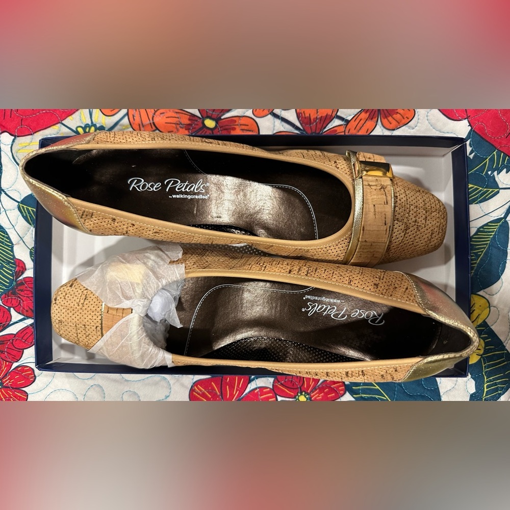 Rose Petals Perfed Gold Tan Comfort Loafers w/Sleek Gold Design Size 9W NEW